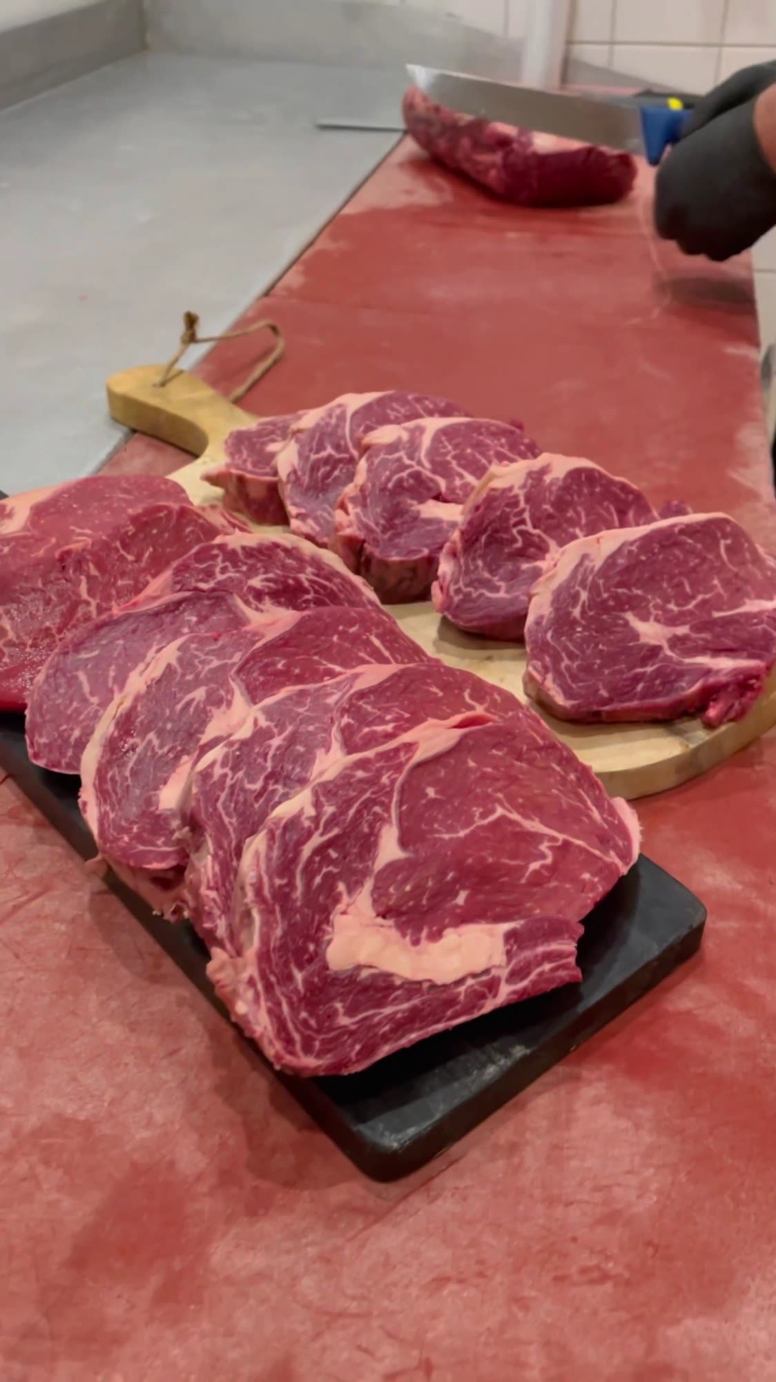 Gemarmerde ribeyes op een plank